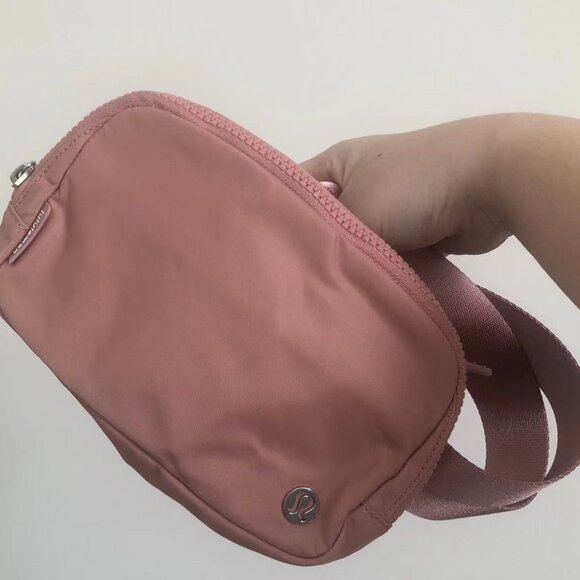 ✨NWT Lululemon Wunderlust Belt Bag - Picture 1 of 2
